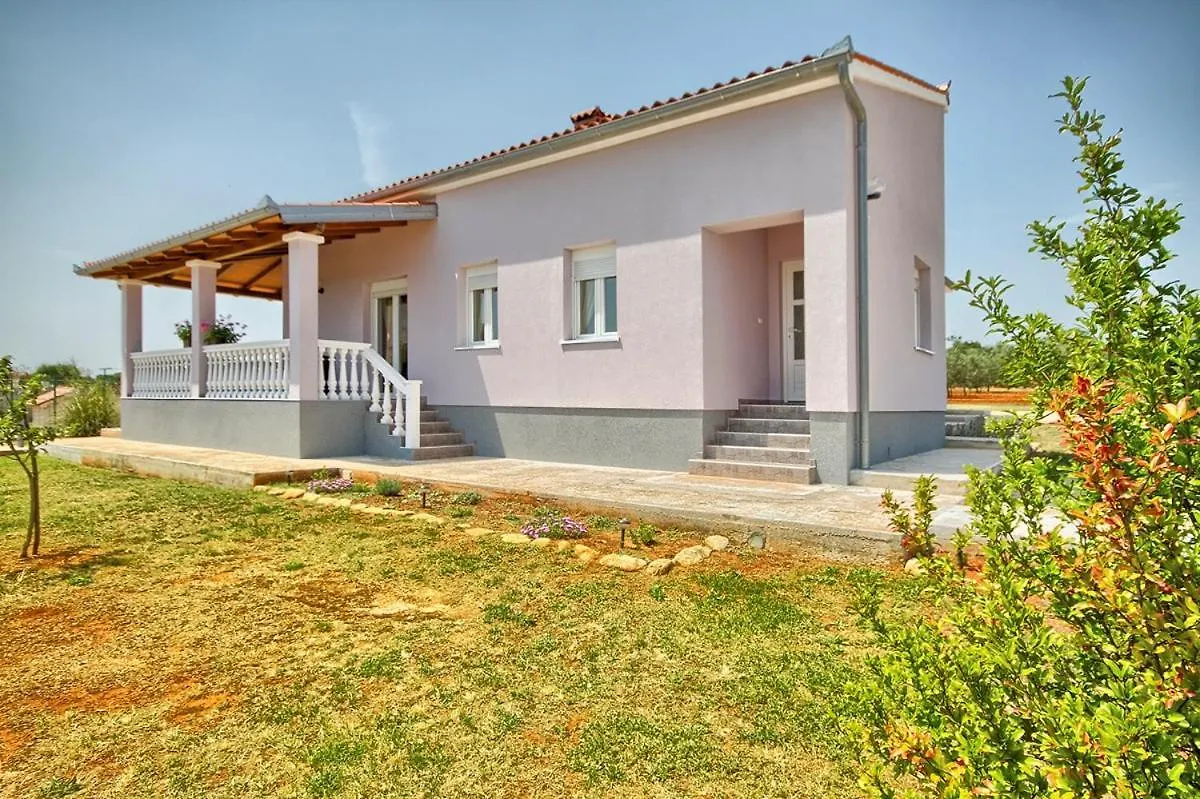 Holiday Home Nina&Tea Pula 0*,