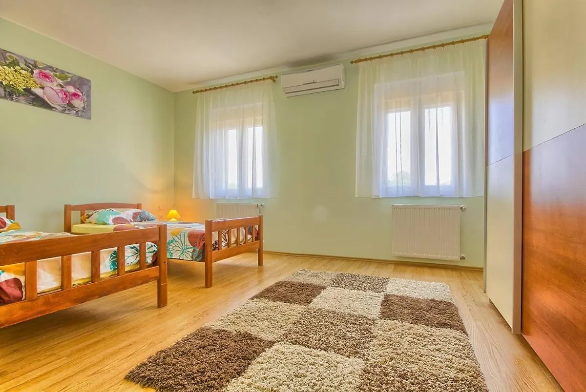 Holiday Home Nina&Tea Pula