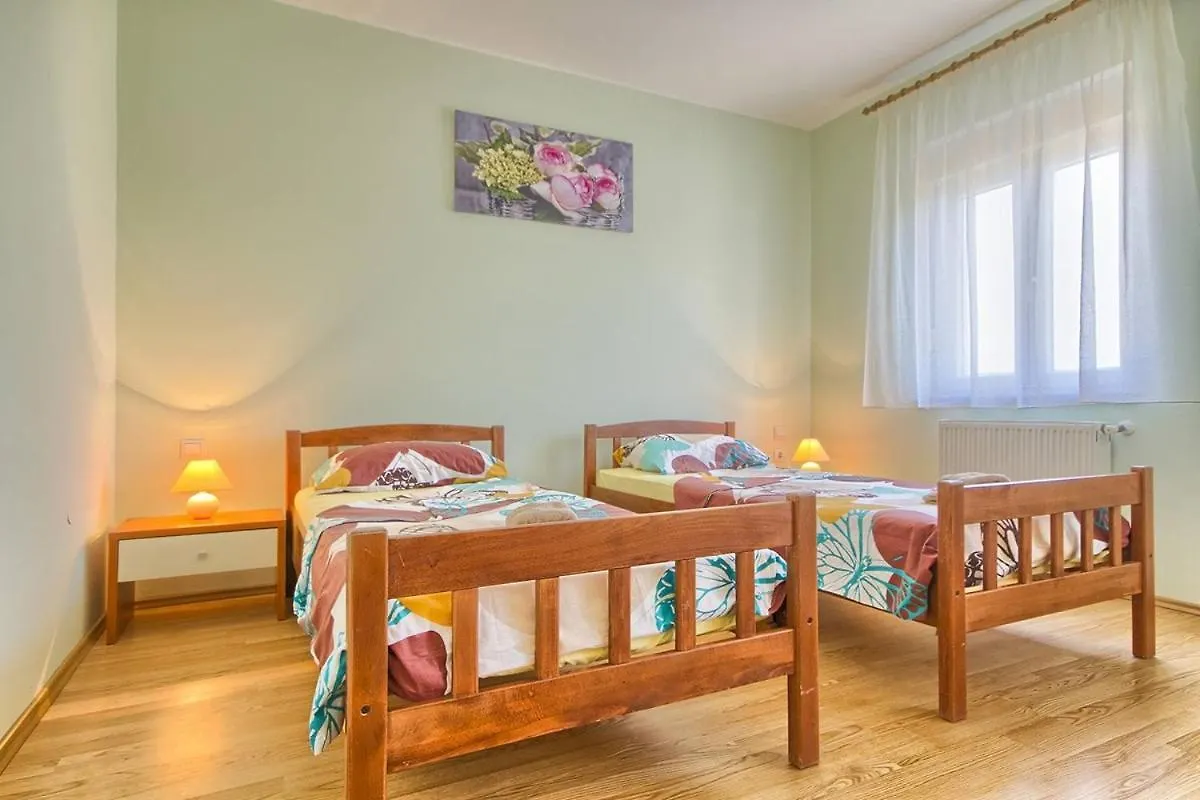 Holiday Home Nina&Tea Pula 0*,